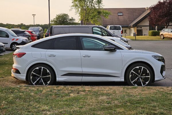 Audi Q4 Sportback e-tron – widok z boku