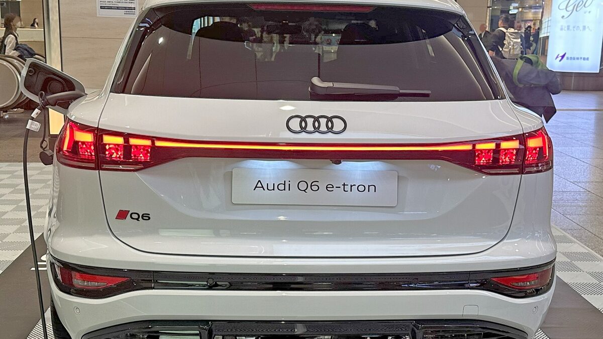 Audi Q6 e-tron quattro 315 kW (2024) – widok z tyłu