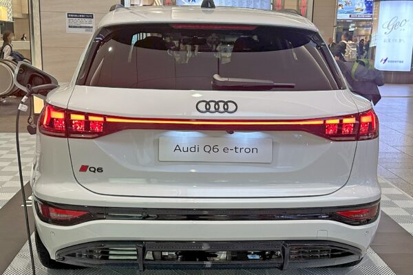 Audi Q6 e-tron (2024) – widok z tyłu
