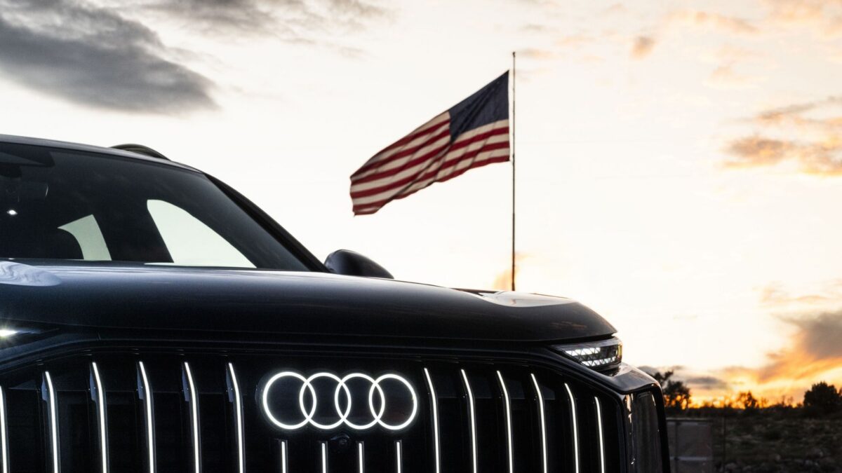 Audi Q9 na tle amerykańskiej flagi — ilustracja do komunikatu o fabryce Audi w USA w Georgii