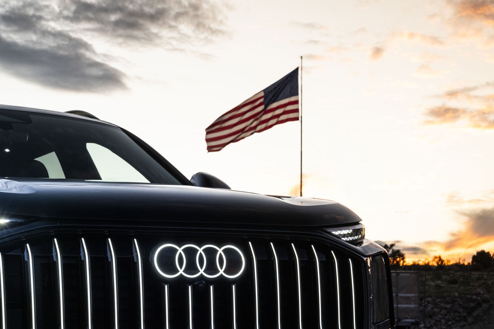 Audi Q9 na tle amerykańskiej flagi — ilustracja do komunikatu o fabryce Audi w USA w Georgii