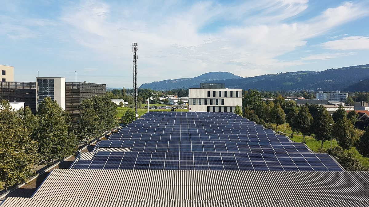 Panele fotowoltaiczne na dachu biurowca w Dornbirn w Austrii