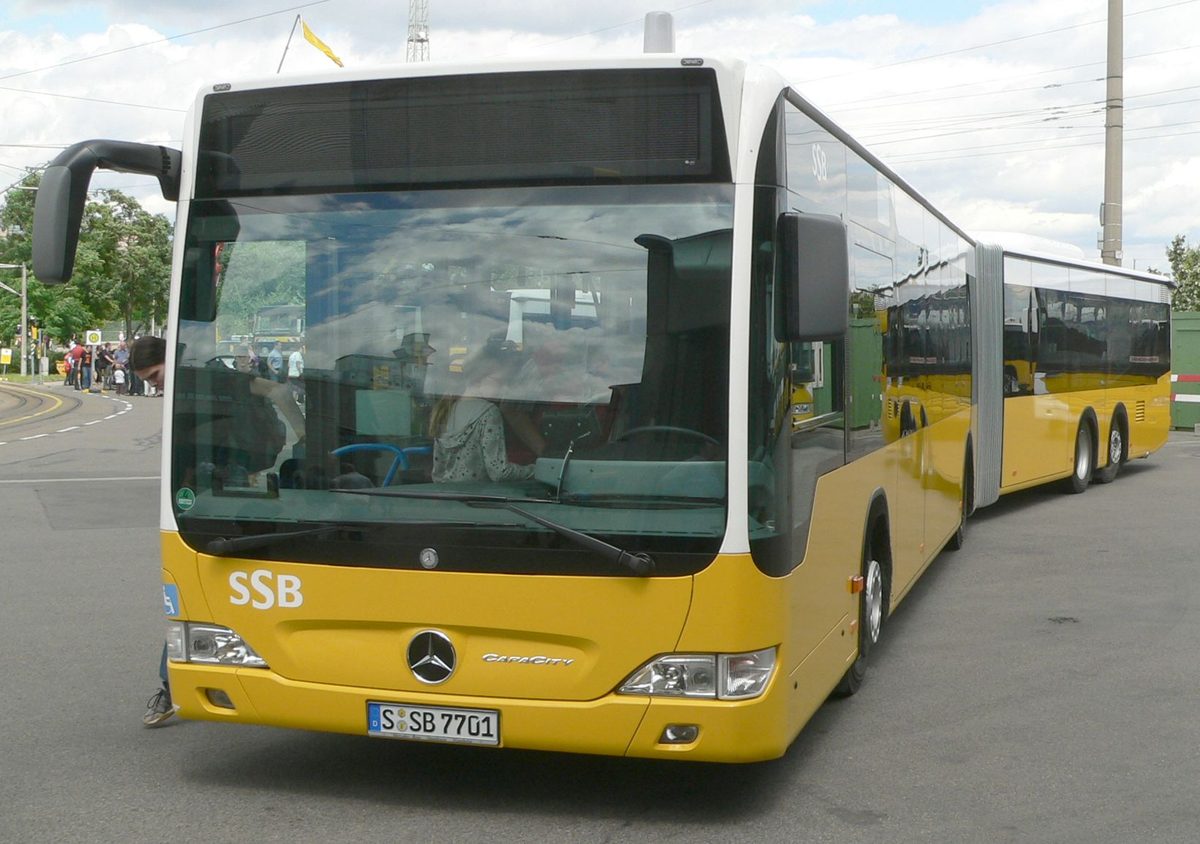 Autobus przegubowy na ulicy w Stuttgarcie — autobusy spalinowe w Niemczech