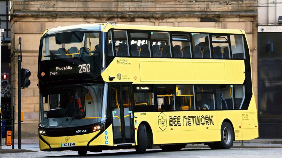 Elektryczny autobus piętrowy na ulicy w Manchesterze — autobusy w Wielkiej Brytanii