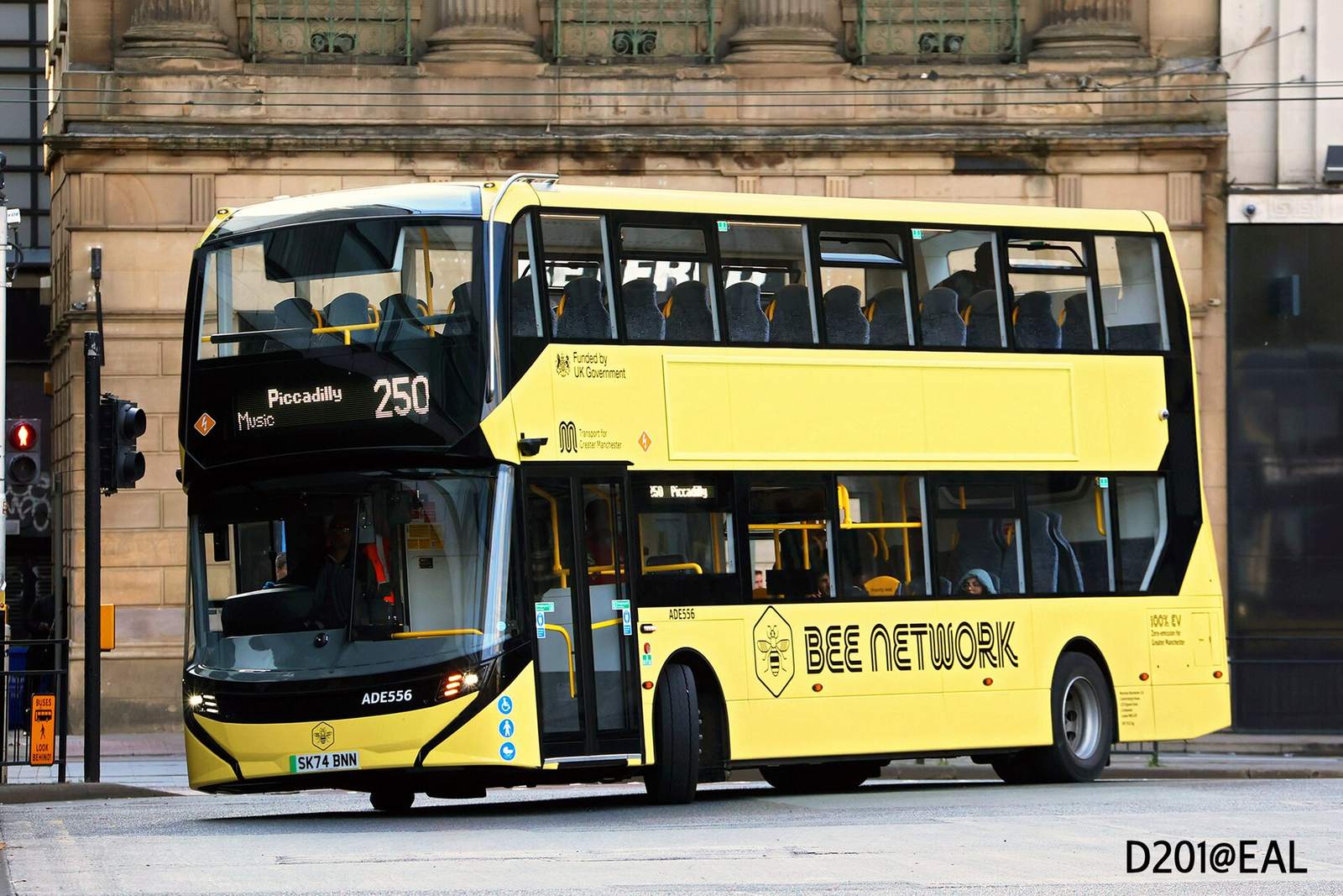 Elektryczny autobus piętrowy na ulicy w Manchesterze — autobusy w Wielkiej Brytanii