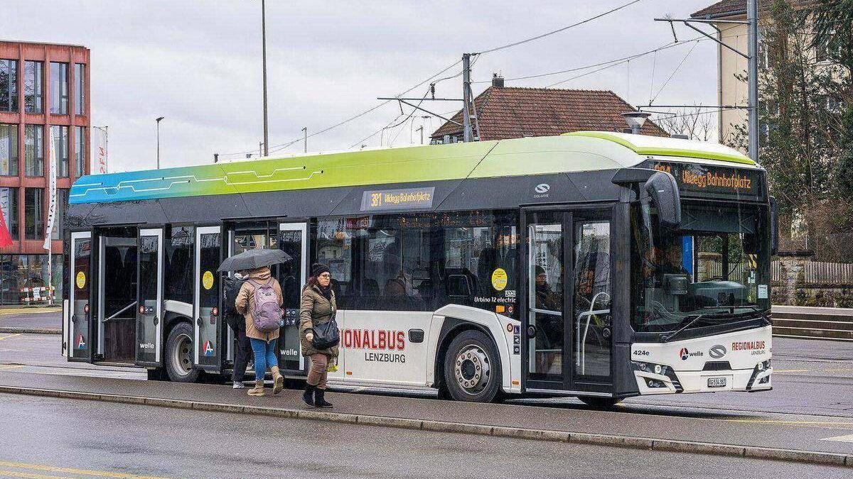 Autobusy elektryczne w Europie — Solaris Urbino 12 electric na przystanku w Lenzburgu w Szwajcarii