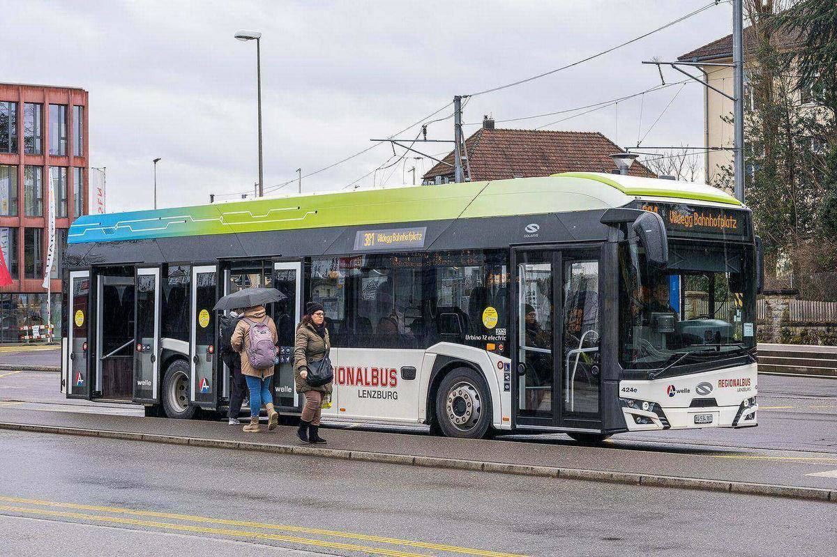 Autobusy elektryczne w Europie — Solaris Urbino 12 electric na przystanku w Lenzburgu w Szwajcarii