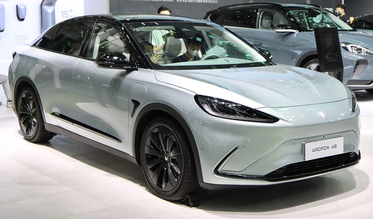 Arcfox Alpha-S marki BAIC na wystawie, widok z boku