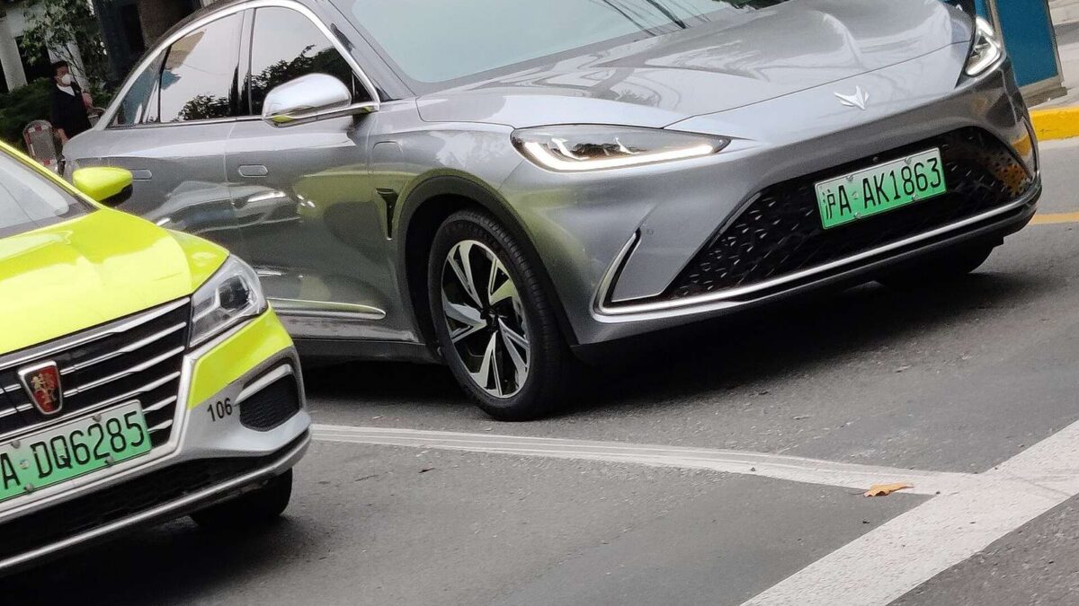 BAIC Arcfox Alpha-S, elektryczny sedan marki BAIC, zaparkowany przy ulicy w Chinach