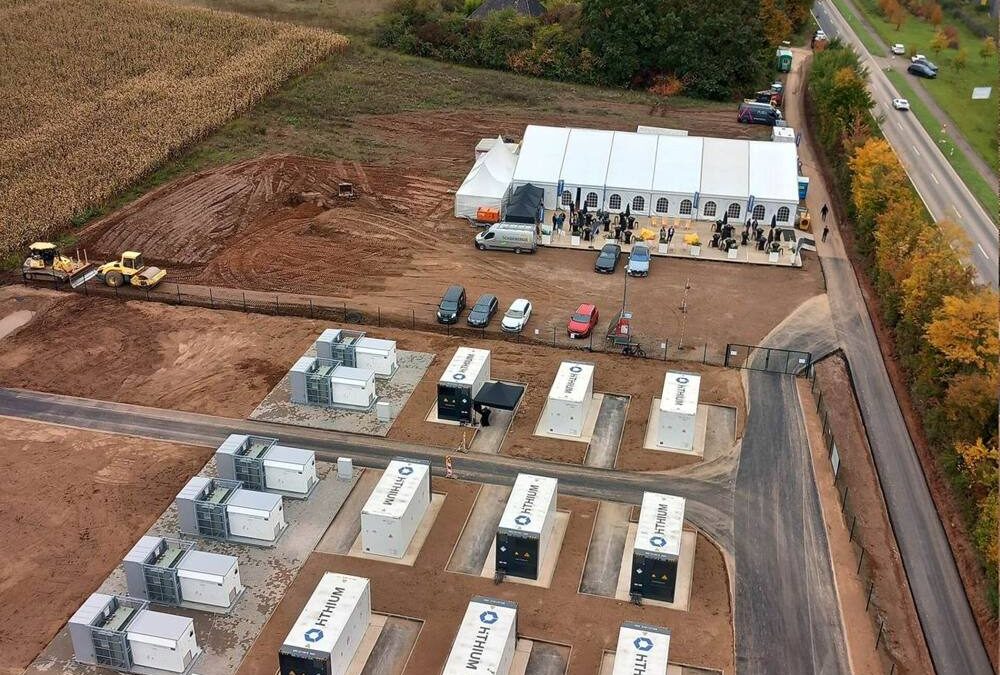 Bateryjny magazyn energii — park kontenerów przy farmie fotowoltaicznej w Niemczech