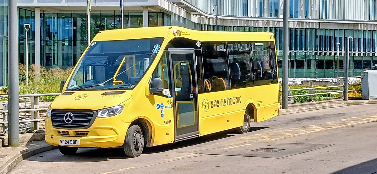 Autobus w żółtych barwach Bee Network na ulicy w Rochdale