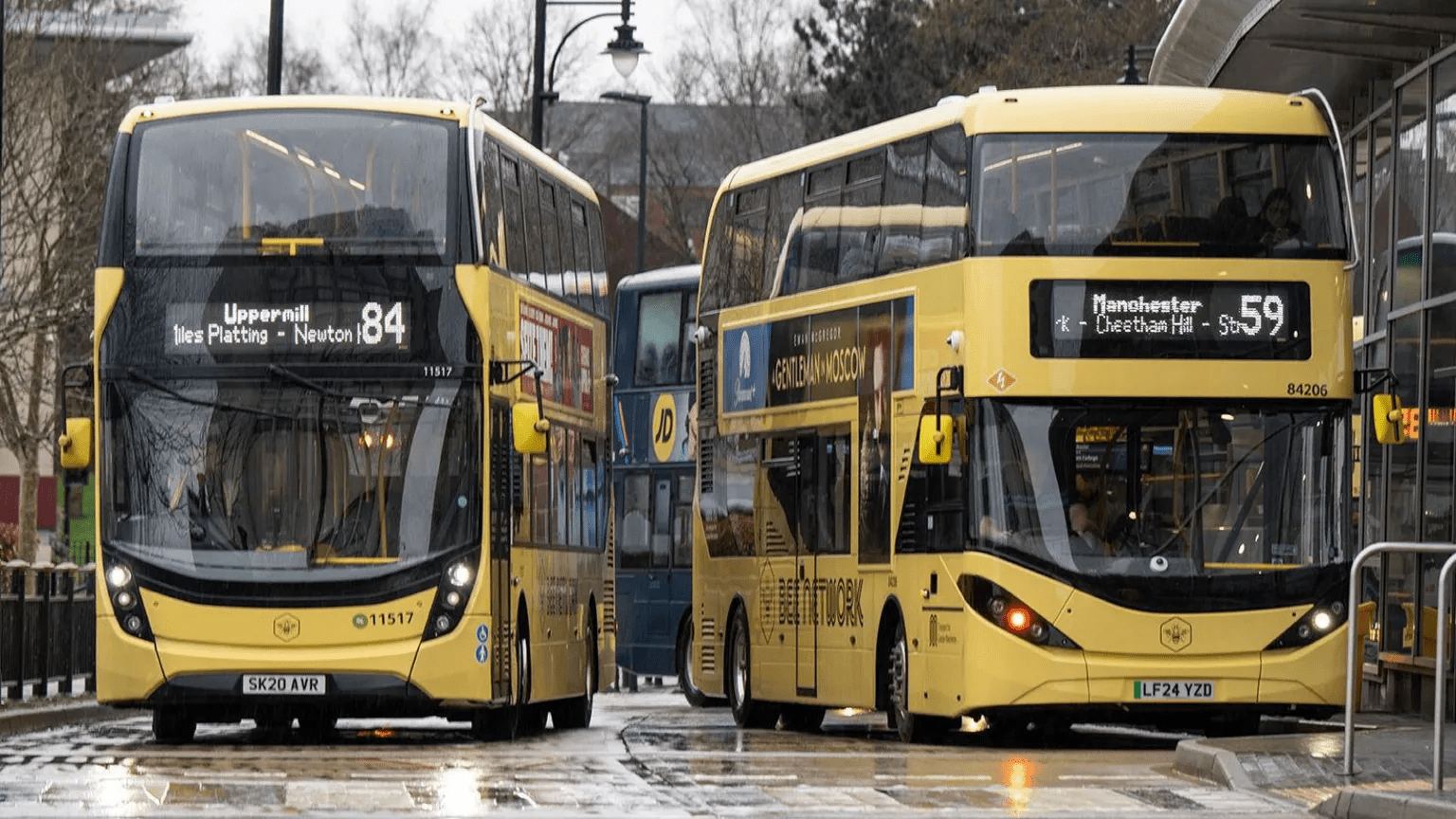 Żółte autobusy Bee Network na dworcu autobusowym w Oldham kolo Manchesteru
