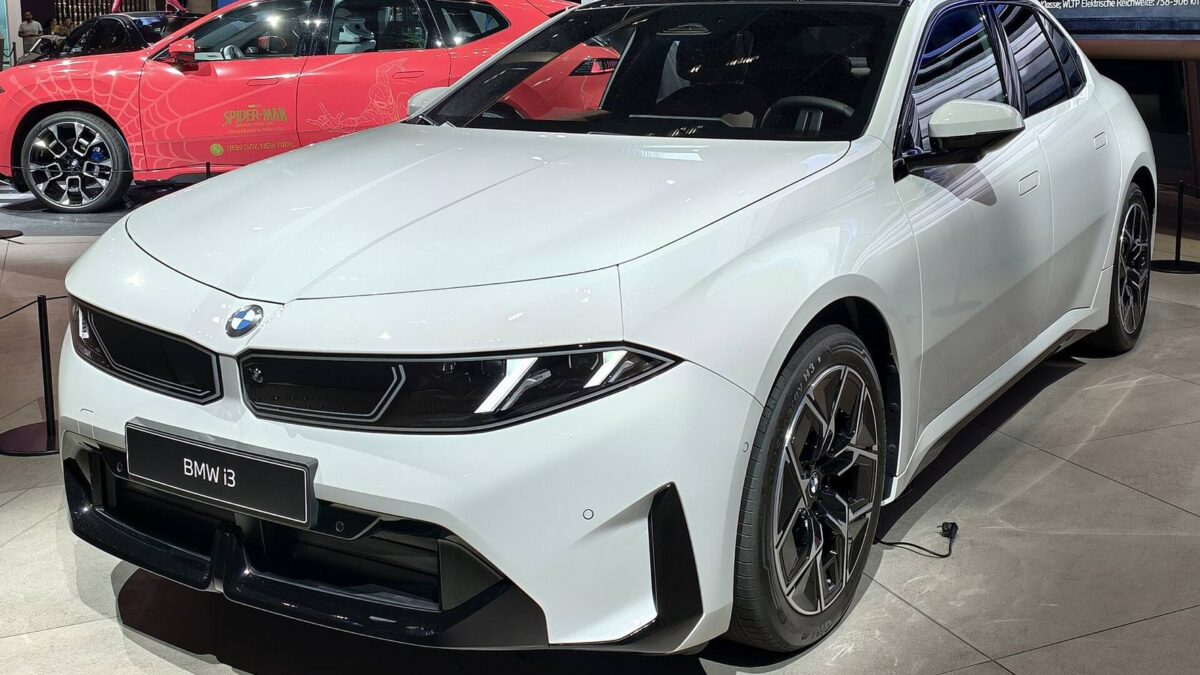 BMW i3 50L nowej generacji — biały BMW i3 50 xDrive widziany z przodu podczas prezentacji
