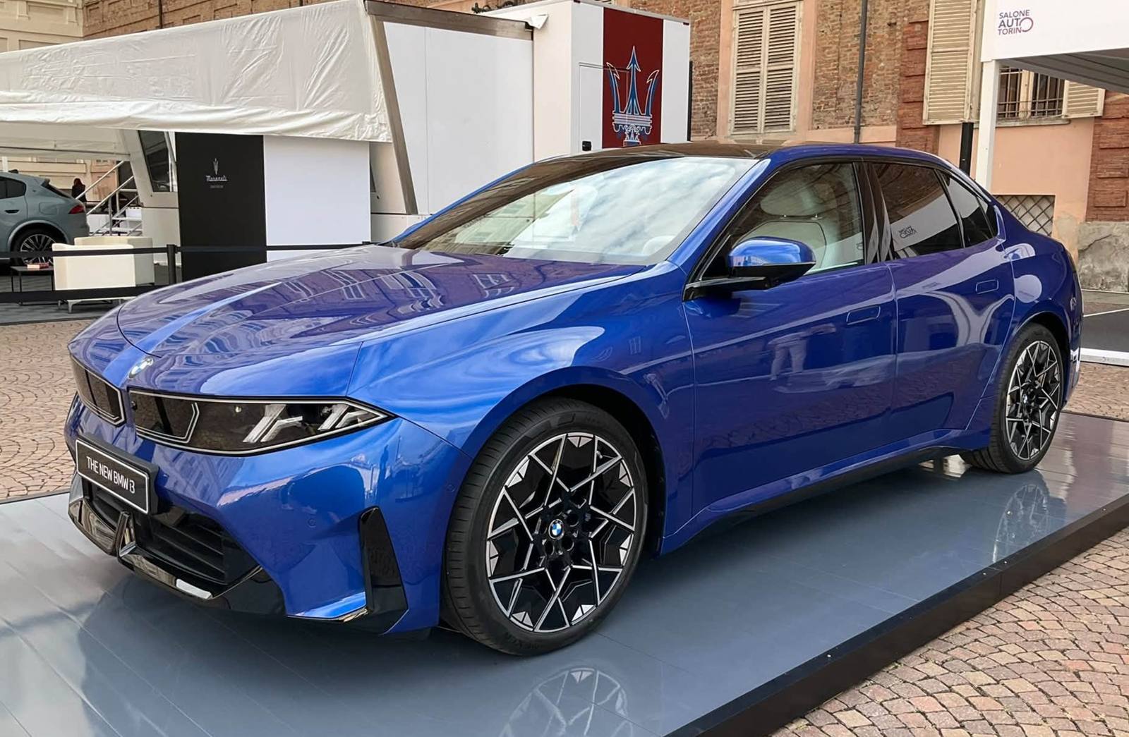 BMW i3 50L — niebieski BMW i3 nowej generacji zaparkowany na zewnątrz