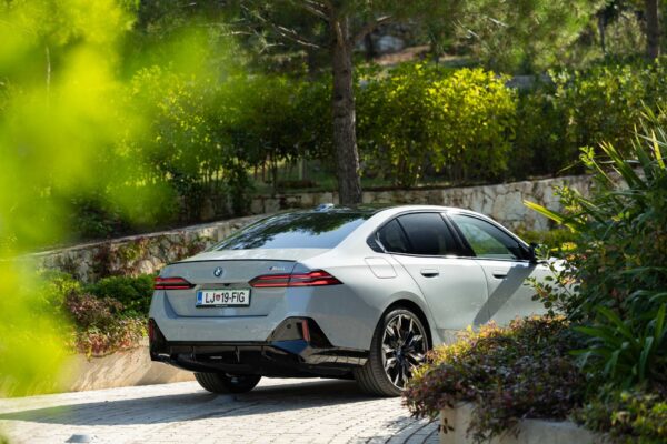 BMW i5 – widok z boku
