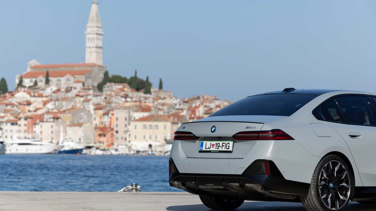 BMW i5 eDrive40 (2023) – widok z tyłu