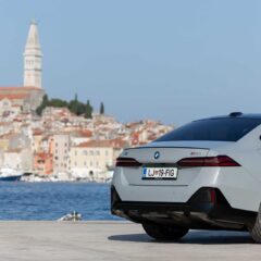 BMW i5 eDrive40 (2023) – widok z tyłu