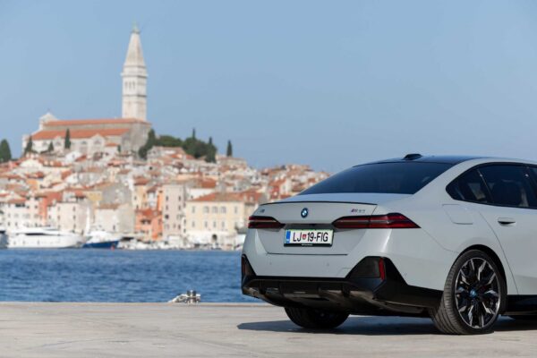 BMW i5 (2023) – widok z tyłu