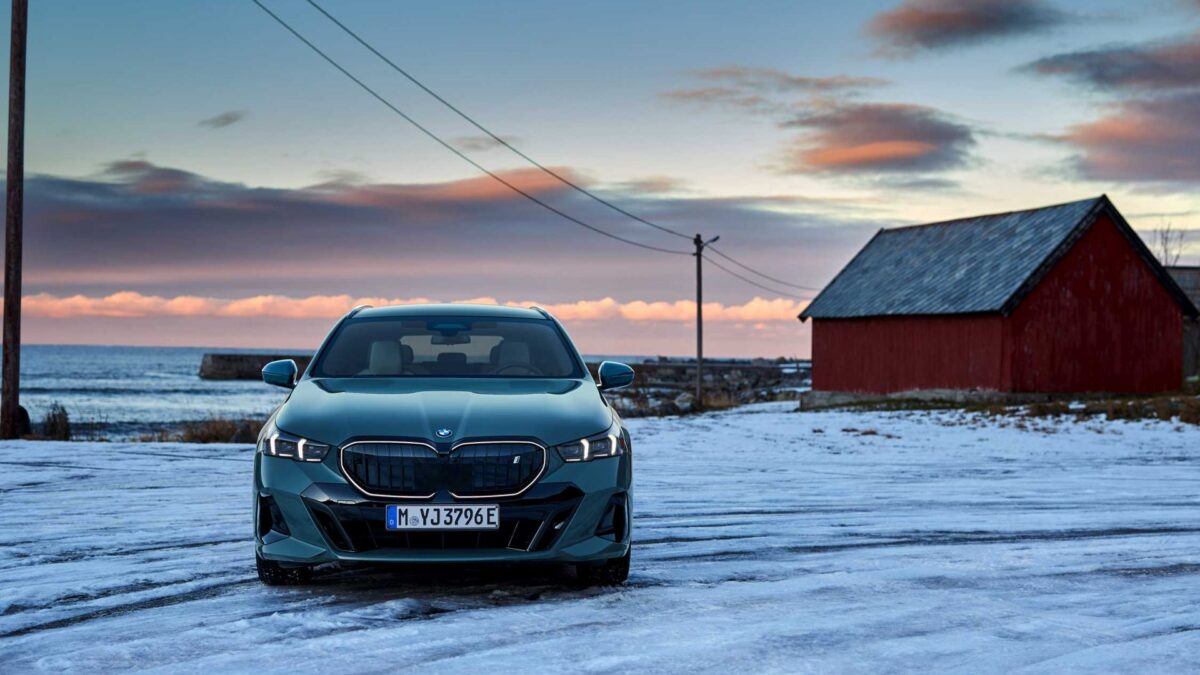 BMW i5 Touring – widok z boku