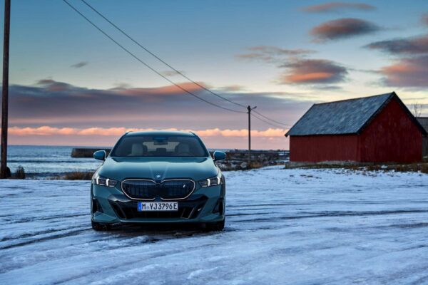 BMW i5 Touring – widok z boku