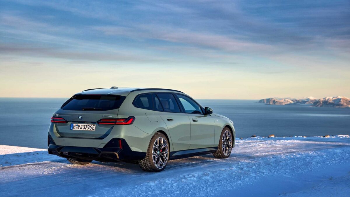 BMW i5 Touring eDrive40 (2024) – widok z tyłu