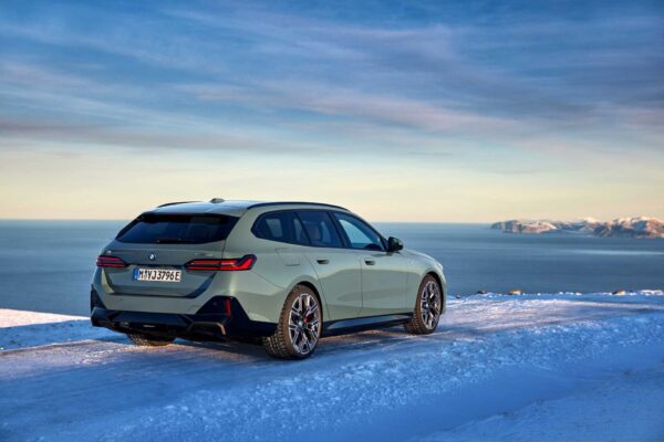 BMW i5 Touring (2024) – widok z tyłu
