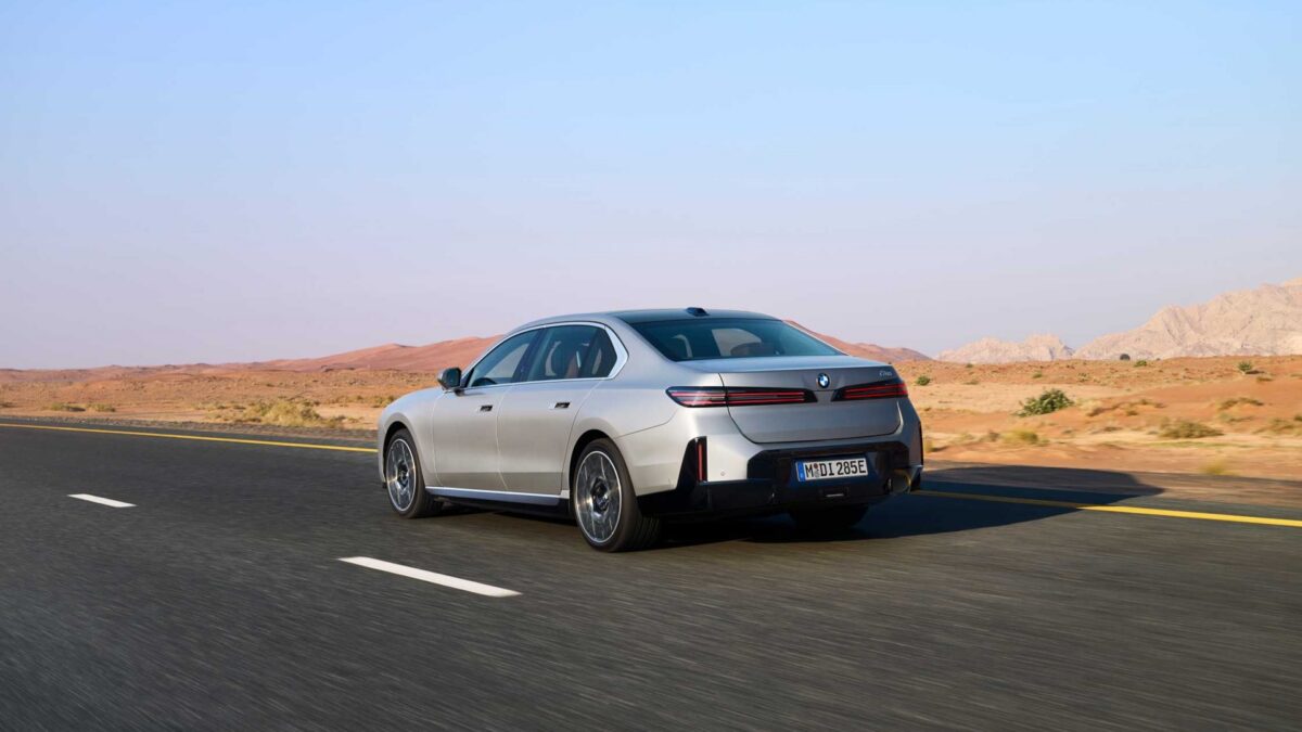 BMW i7 60 xDrive (2022) – widok z tyłu