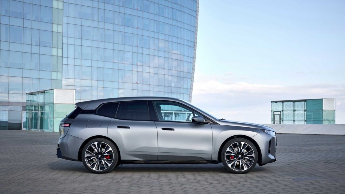 BMW iX – widok z boku