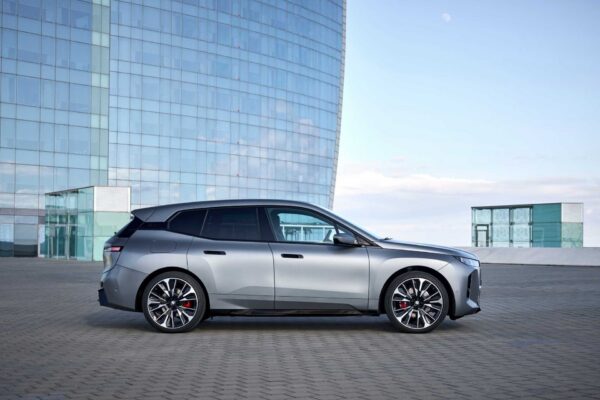 BMW iX – widok z boku