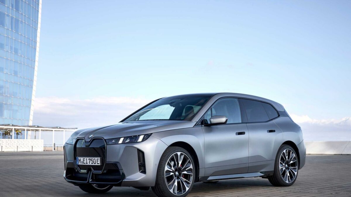 BMW iX M70 xDrive (2021) – widok z przodu