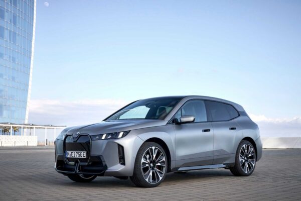 BMW iX (2021) – widok z przodu