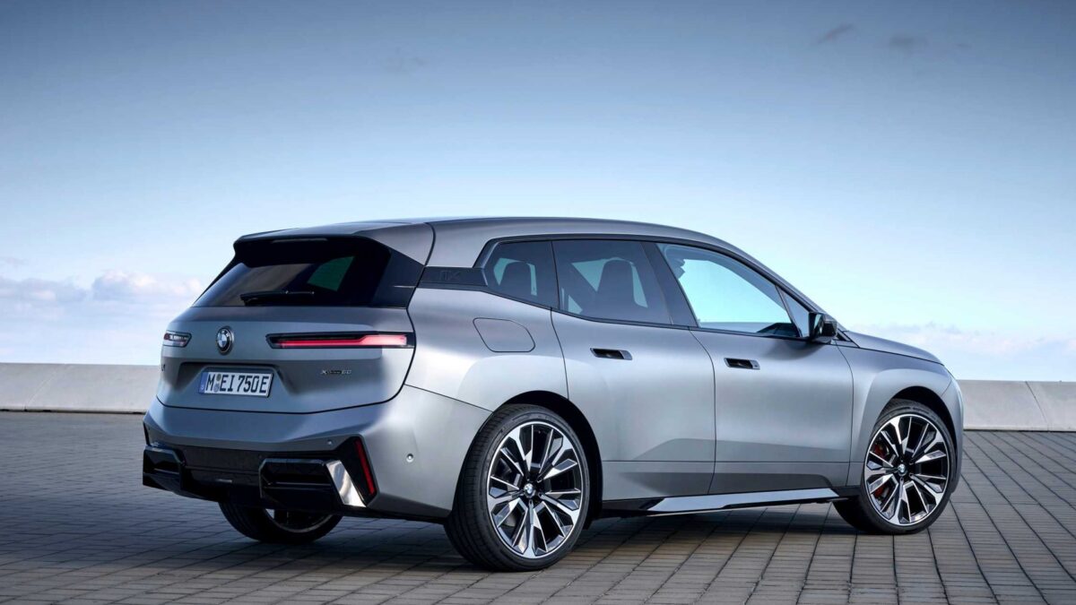 BMW iX M70 xDrive (2021) – widok z tyłu