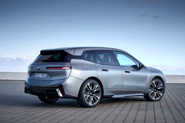 BMW iX (2021) – widok z tyłu