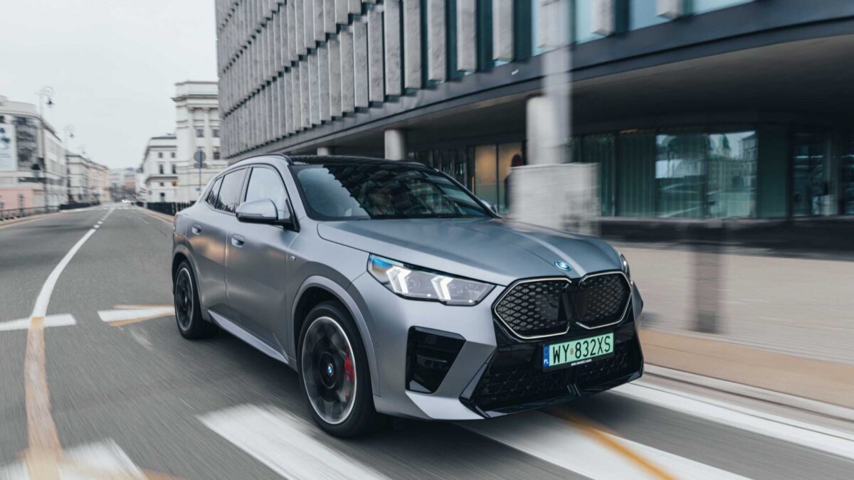 BMW iX2 – widok z boku