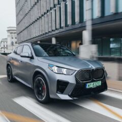 BMW iX2 eDrive20 (2023) – widok z boku