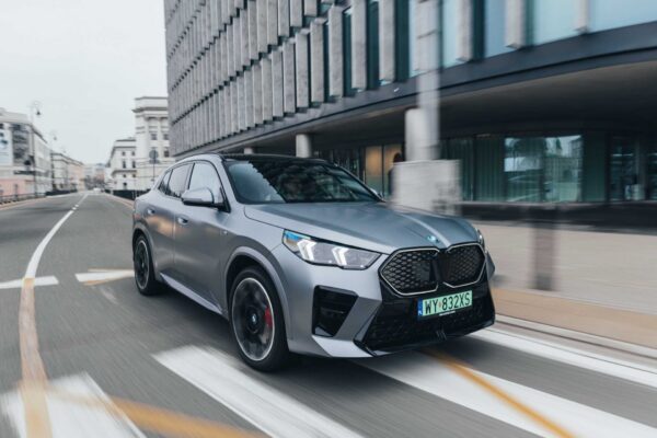 BMW iX2 – widok z boku