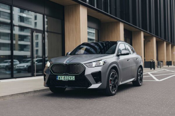 BMW iX2 (2023) – widok z przodu