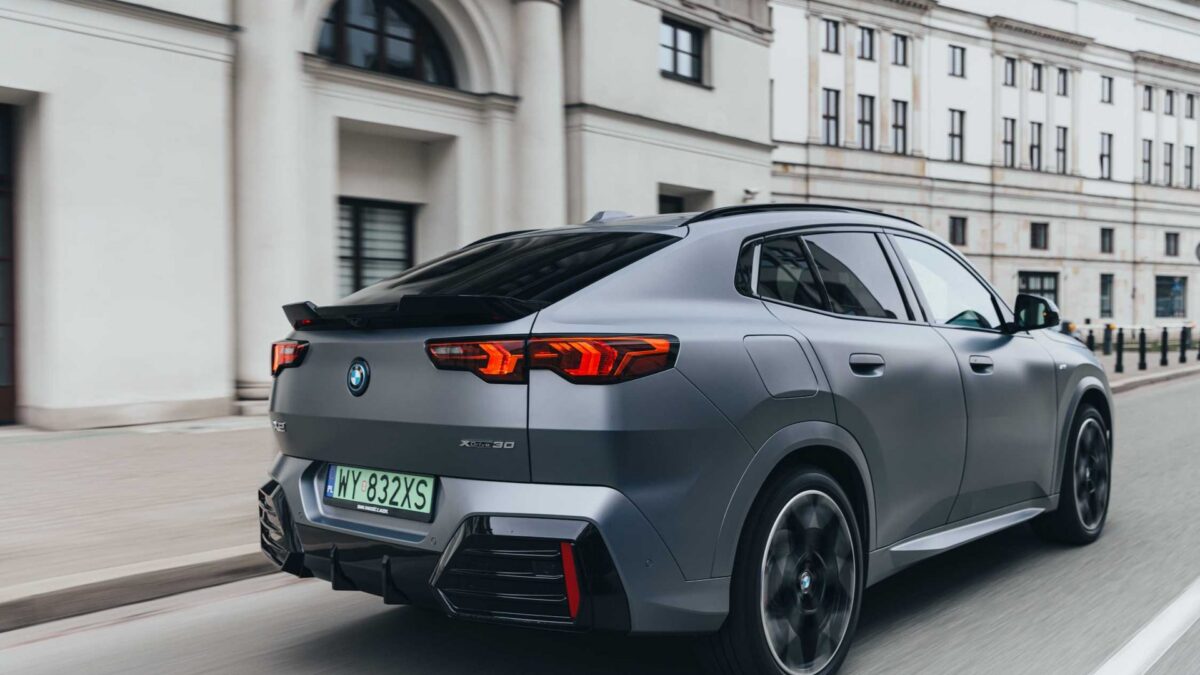 BMW iX2 eDrive20 (2023) – widok z tyłu