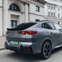 BMW iX2 eDrive20 (2023) – widok z tyłu