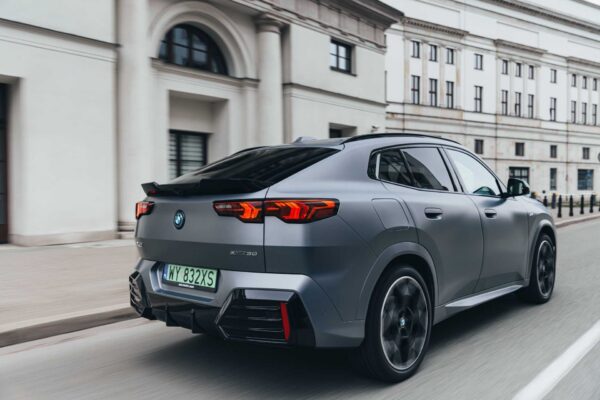 BMW iX2 (2023) – widok z tyłu