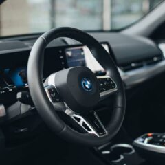 BMW iX2 eDrive20 (2023) – wnętrze
