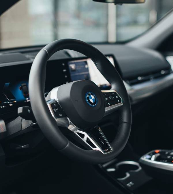 BMW iX2 eDrive20 (2023) – wnętrze