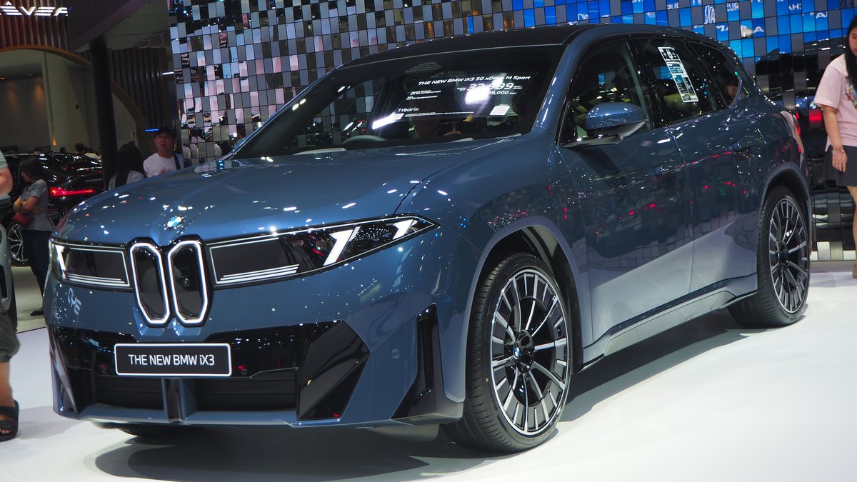 Niebieski BMW iX3 50 xDrive na wystawie motoryzacyjnej