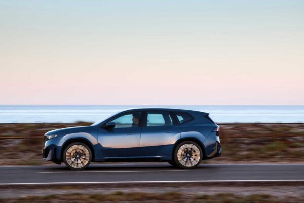 BMW iX3 – widok z boku