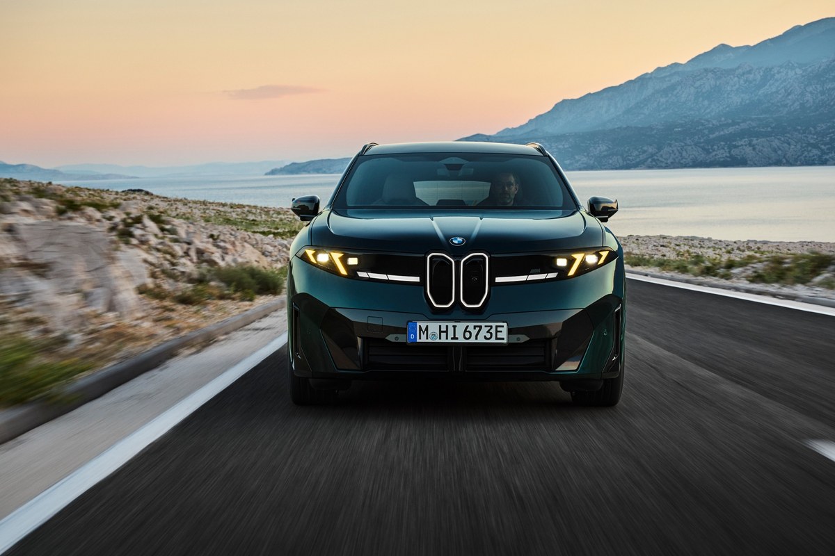 BMW iX3 M60 xDrive jadący w kierunku aparatu, widoczne nerki BMW i reflektory M Yellow Lights