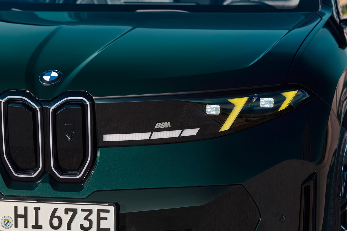 Reflektor M Yellow Lights, nerki BMW i logo M na przedniej części BMW iX3 M60 xDrive