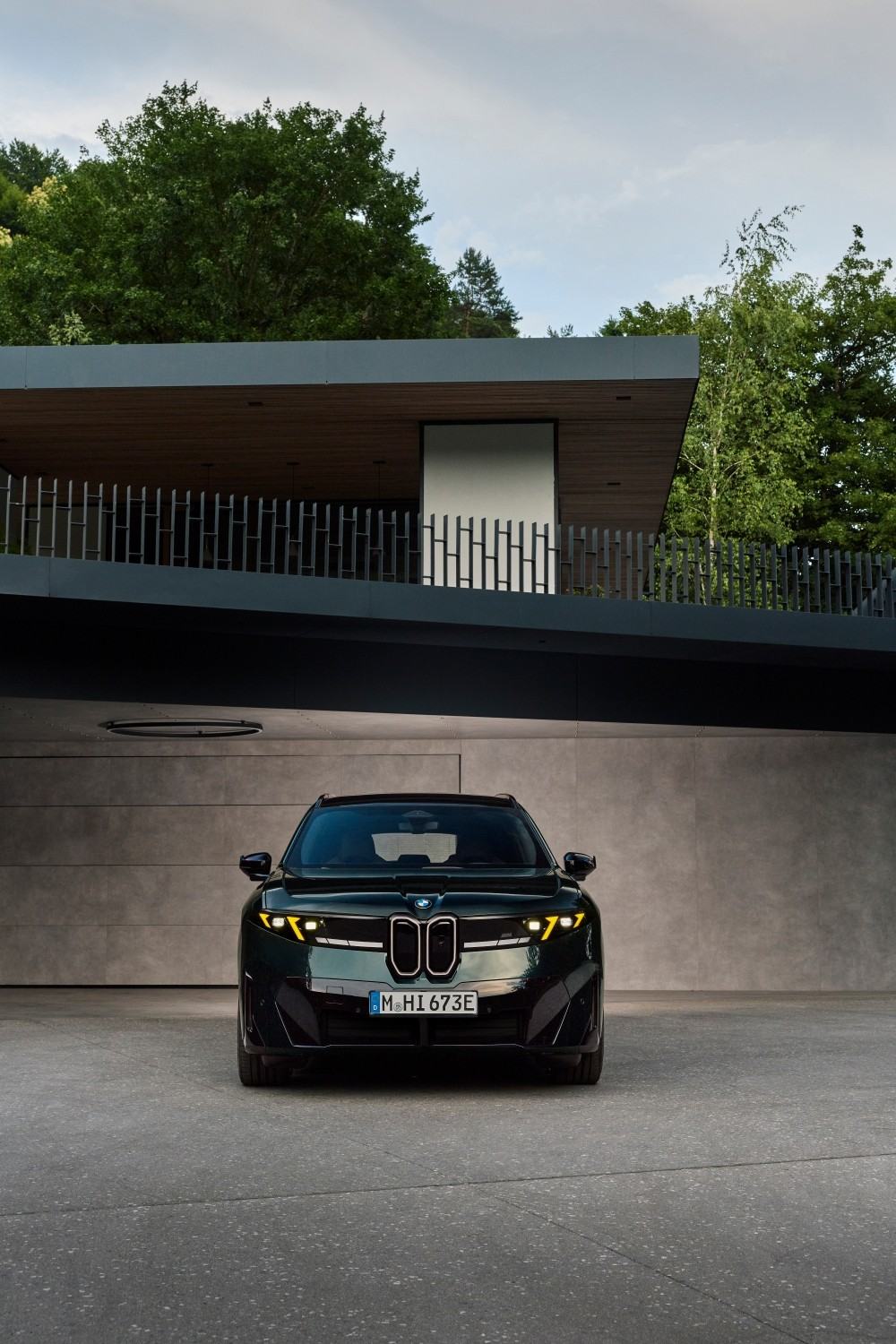 BMW iX3 M60 xDrive od przodu z żółtymi reflektorami M Yellow Lights i podświetlonymi nerkami