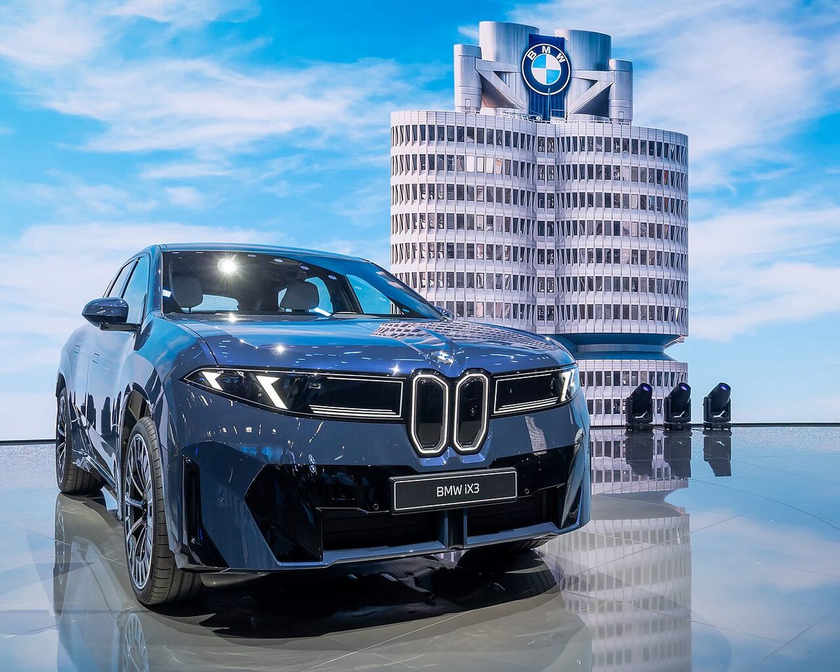 BMW iX3 na targach IAA Summit 2025 w Monachium, widok z boku