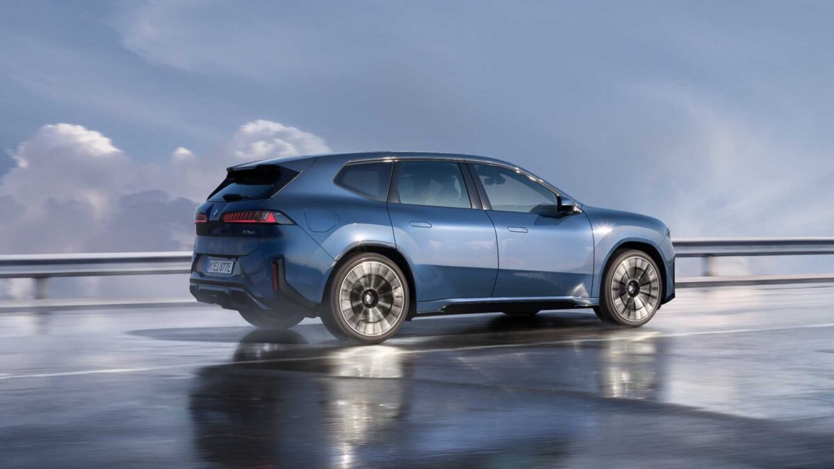BMW iX3 40 xDrive (2026) – widok z tyłu