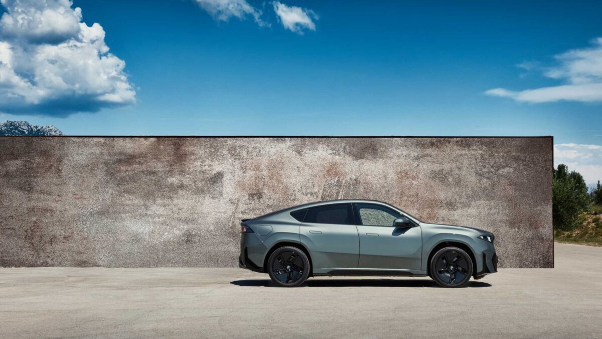 BMW iX4 – widok z boku